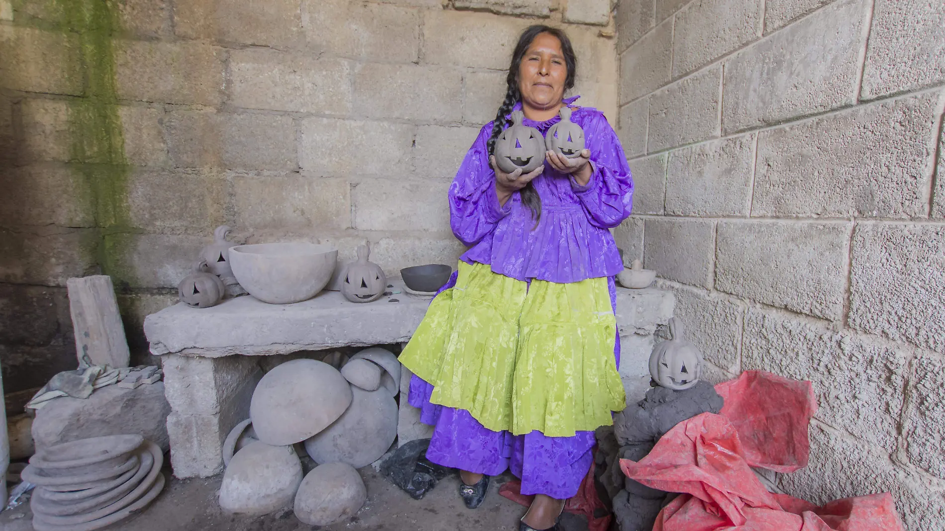 Eva Bartolo Lucas, orgullosa de ser otomí conserva la tradición de trabajo en su taller de barro.  Foto César Ortiz.